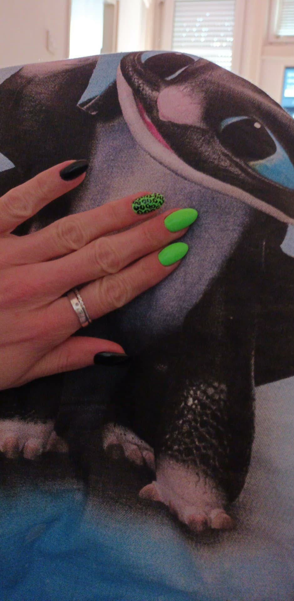 Piros körmök close-up