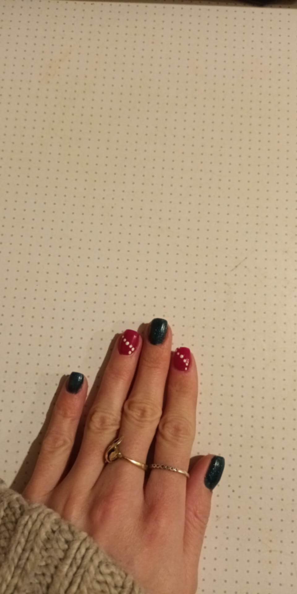 Zöld-piros pöttyös körmök